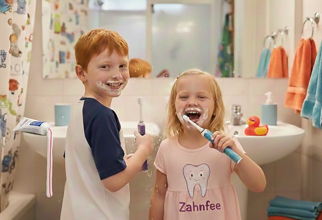 Kind Junge beim Zähneputzen - Zahnarztpraxis Dr. Ines von Stamm -